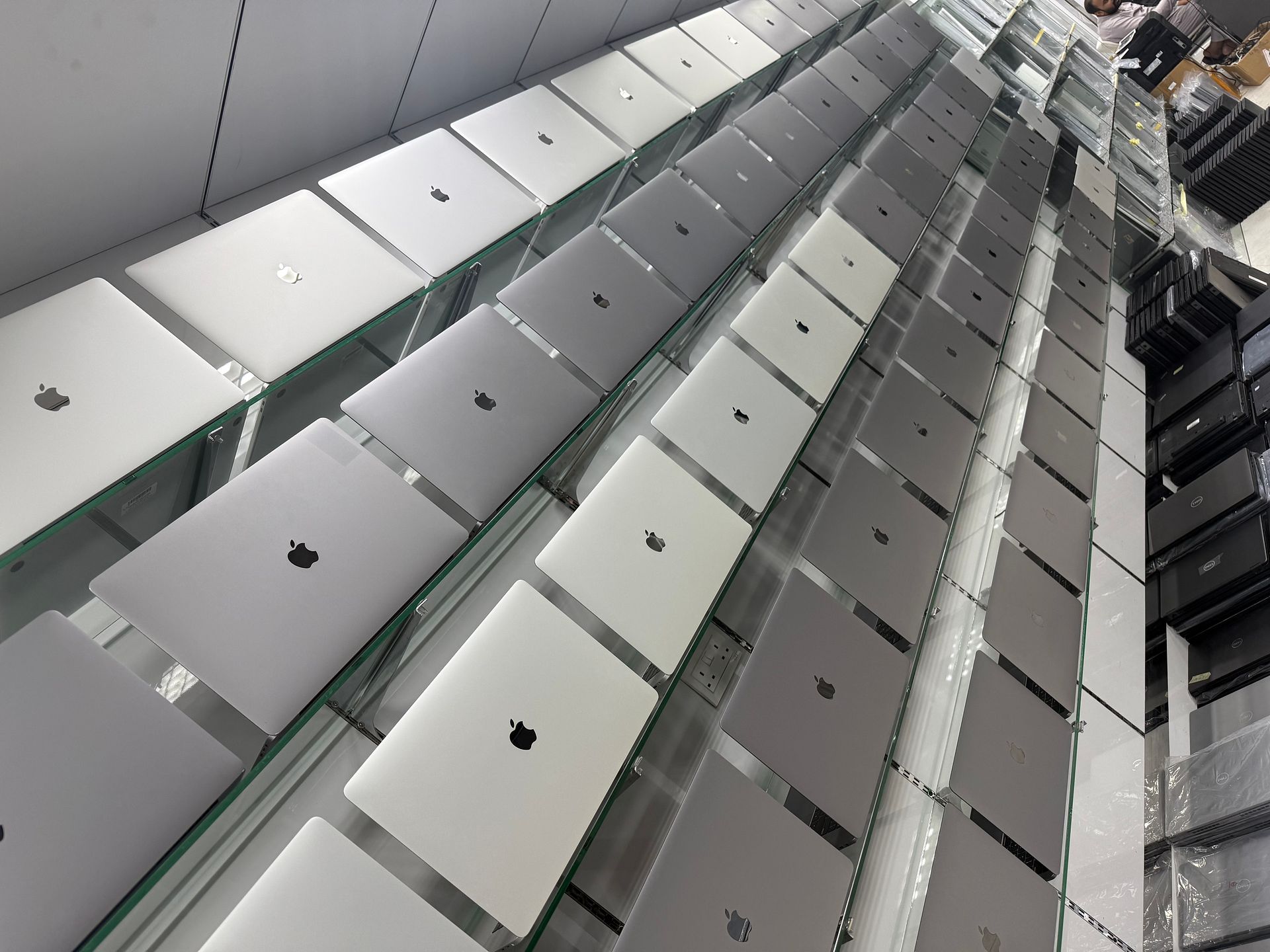 Laptop store 