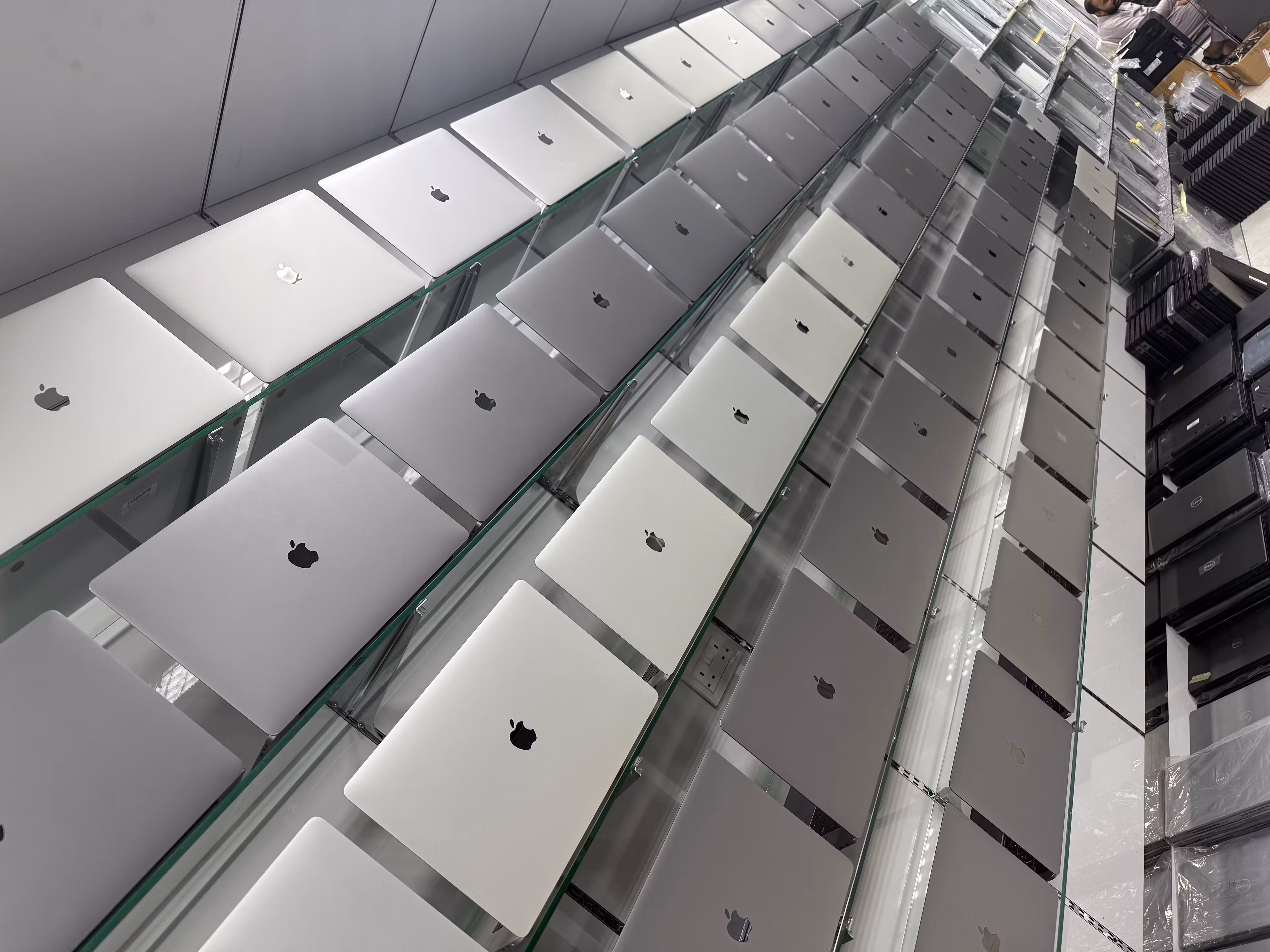 Laptop store 