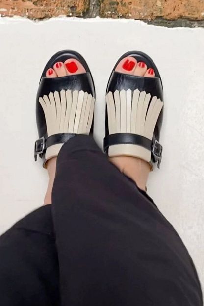 Contrasting Round Open-Toe Slip-On Sandals with Fringe