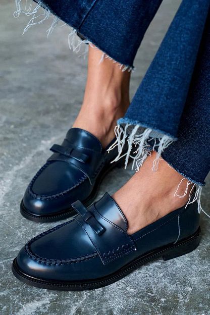 Navy Round-Toe Loafers with Patchwork Design and Decorative Bow