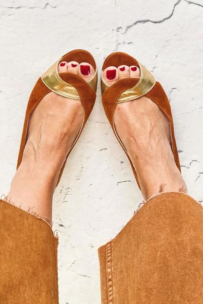 Casual Brown Colour-Block Sandals with Crossover Straps and Open Toe