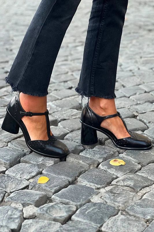 Black Solid-Colour Round-Toe Chunky Heels with Buckle and T-Bar Strap