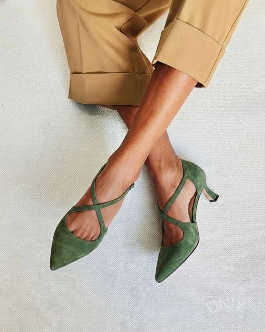 Vintage Pointed-Toe Low-Heel Court Shoes with Crossover Straps