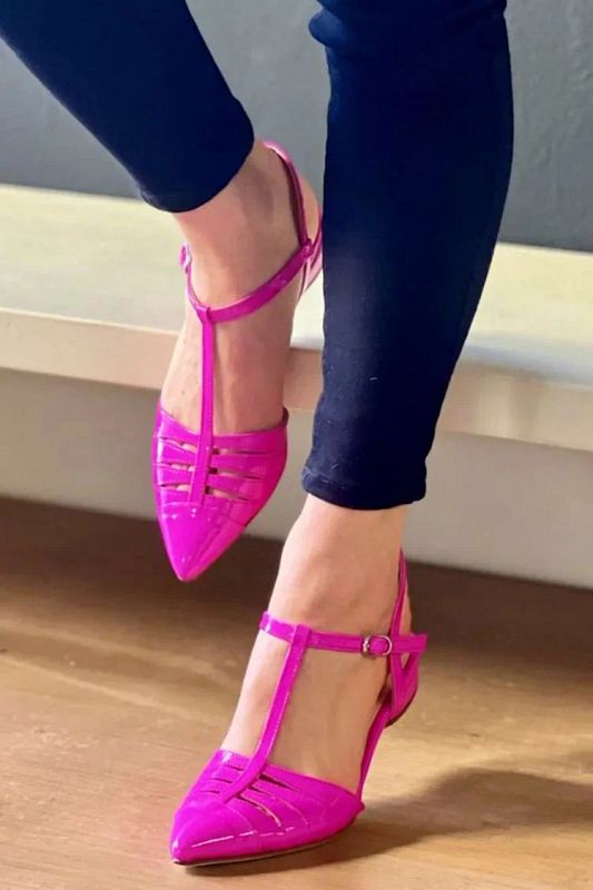 Fuchsia Solid-Colour Pointed-Toe Flats with Cut-Out Design