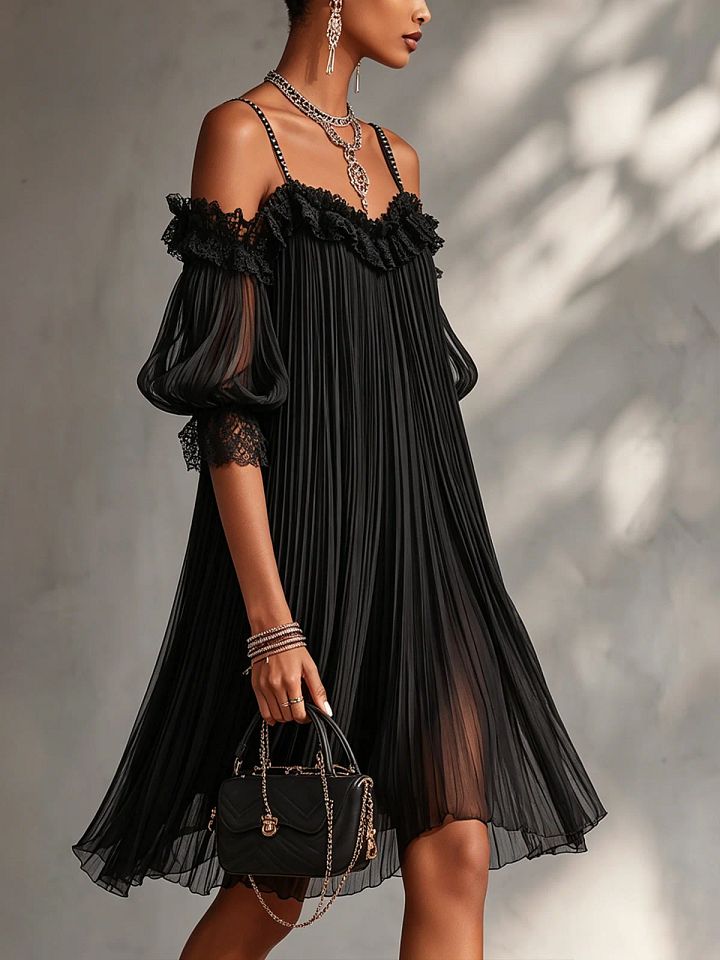 Léonie | Mini Robe Noire, Épaules Dénudées, Bordure en Dentelle
