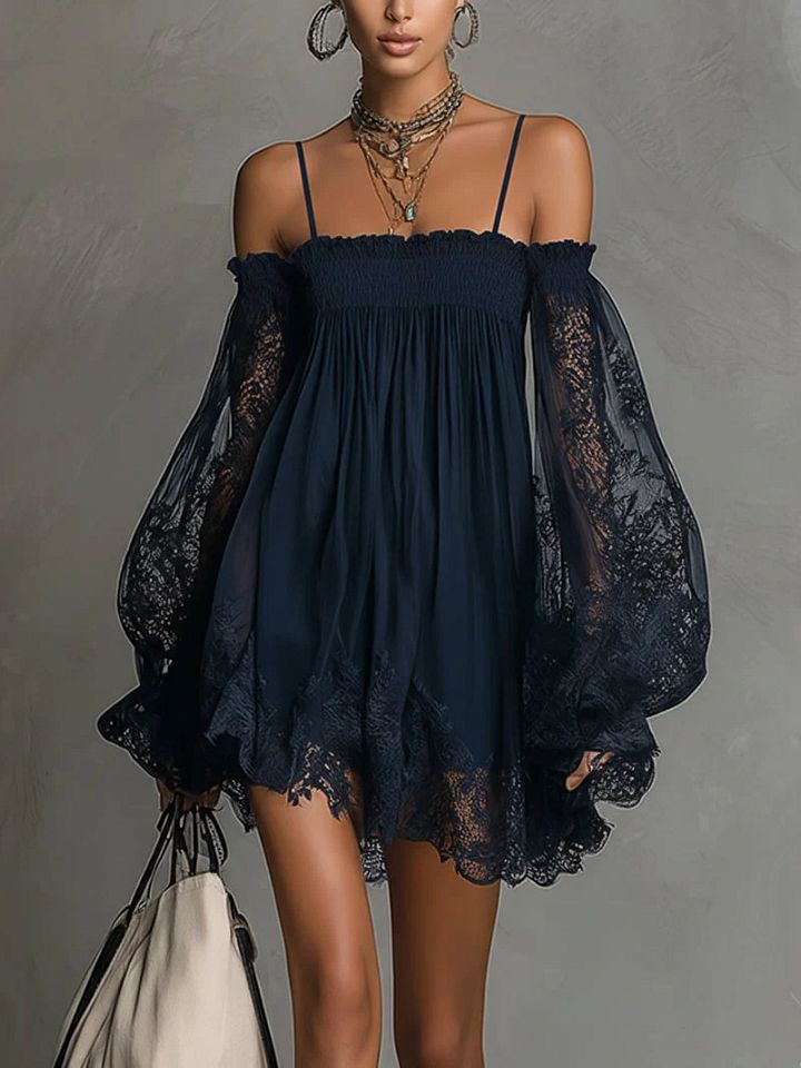 Noémie | Robe courte en mousseline bleu marine à épaules dénudées et finitions dentelle