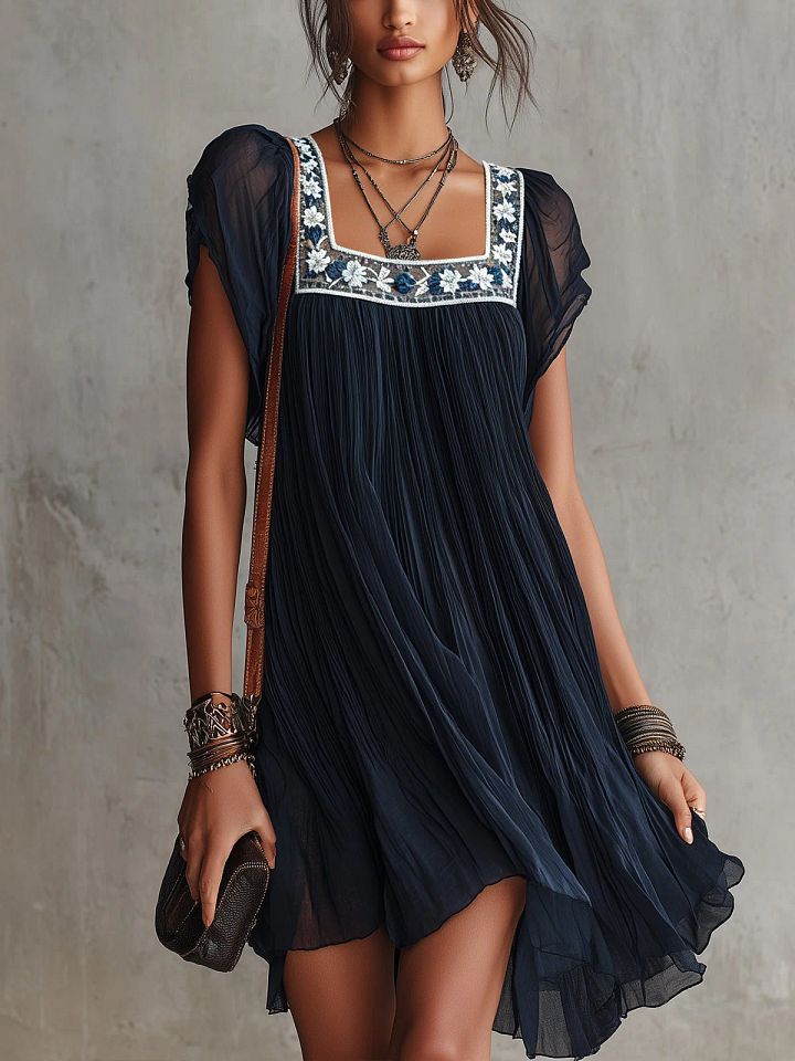 Apolline | Robe Mini Plissée en Mousseline Brodée de Fleurs Bleu Marine