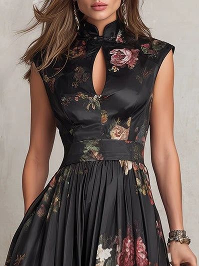 Violette | Robe midi en satin plissé noir à imprimé floral et encolure goutte d'eau